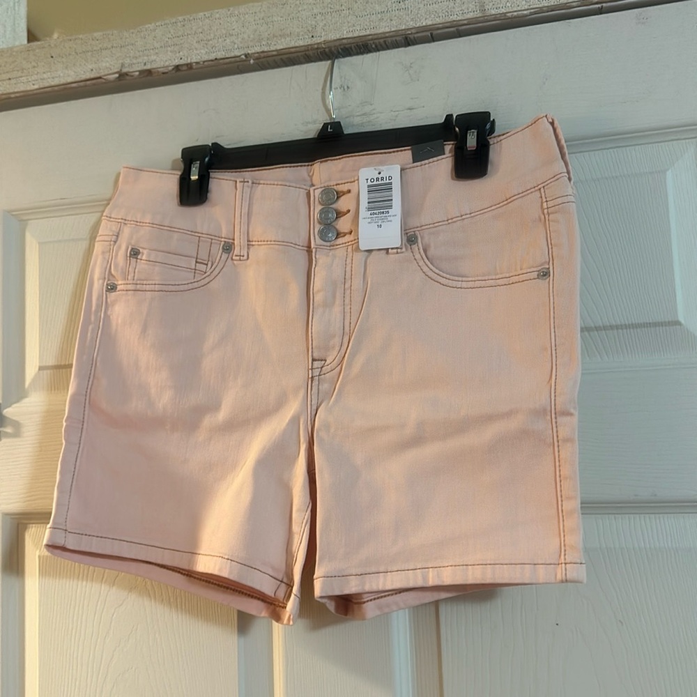 TORRID SUPER SOFT HIGH RISE SHORT: PALE DOGWOOD: NEW WITH TAGS: SIZE 10